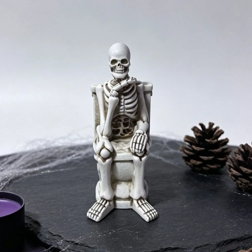 Vintage Skeleton on Toilet Figurine Gothic Resin Halloween Skeleton Statue Fade-Proof Spooky Atmosphere