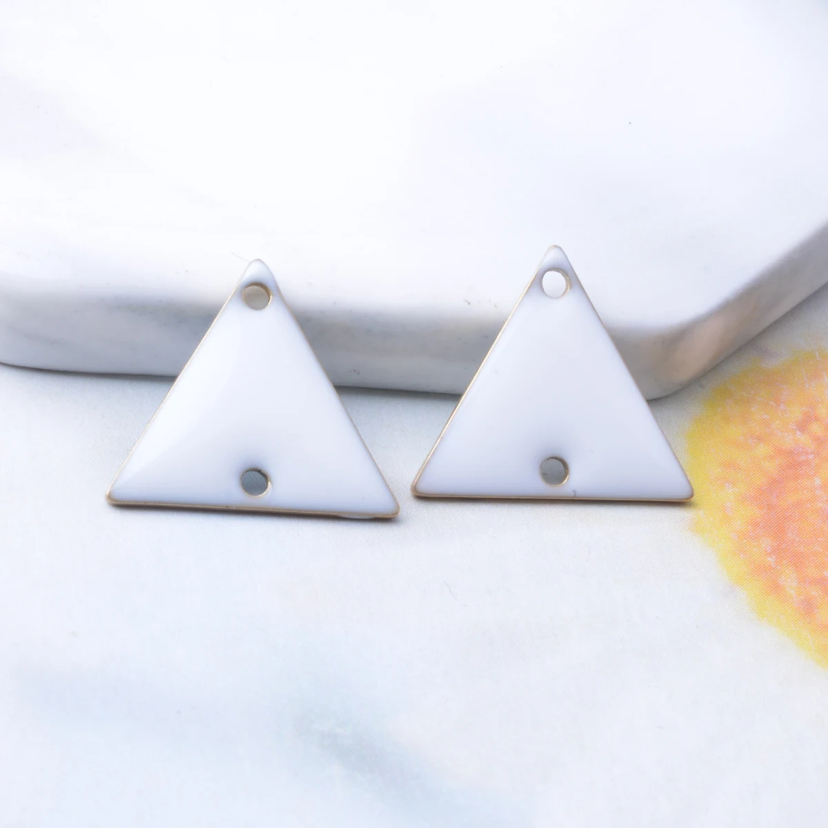 30 Stück 14*16mm Hochwertige Bunte Kupfer-Dreiecksverbinder mit Beidseitiger Emaille und Zwei Löchern für DIY-Schmuck- und Ohrringherstellung – Detail 4