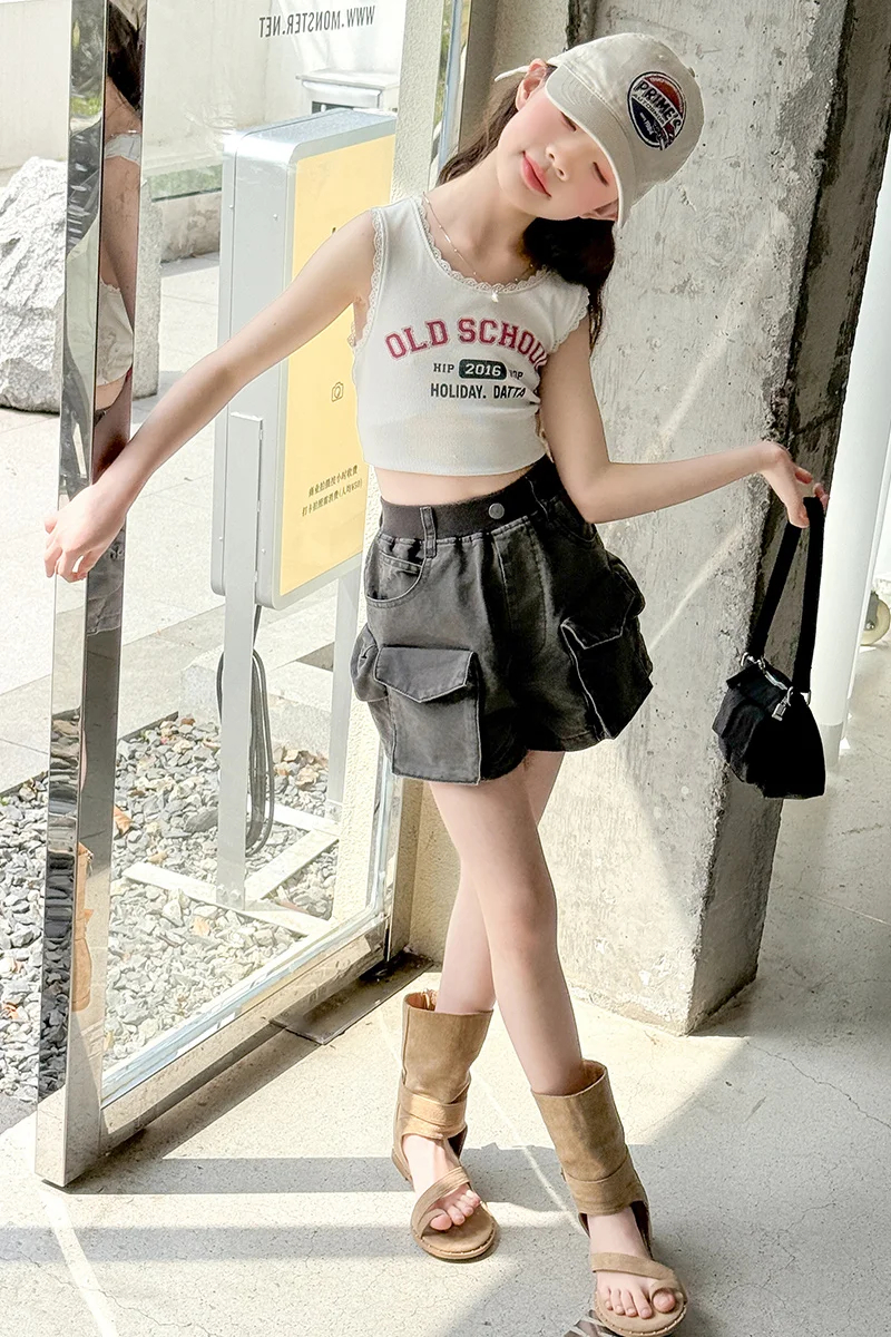 Kinderkleidung: Coole Mädchen-Sommer-Vintage-Tanktops mit Buchstabenprint und graue Cargo-Denim-Shorts – Modische Streetwear 2026 – Detail 14