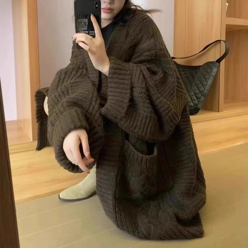 سترة نسائية محبوكة جديدة فضفاضة كاجوال بلون سادة سترة متوسطة الطول سميكة أنيقة معطف فضفاض مع جيوب