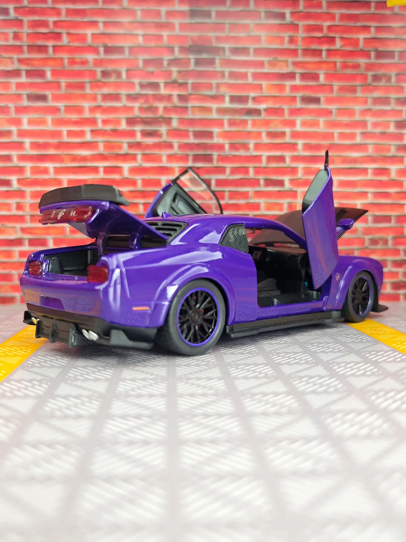 1:32 챌린저 헬캣 개조 SRT 머슬 스포츠카 도어 및 앞 보닛과 트렁크 도어도 열 수 있으며, 풍부한 디테일