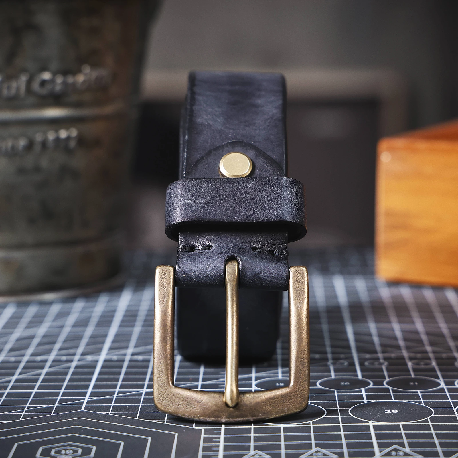 S.WORKER Klassischer dicker Herrengürtel aus echtem Leder, Messing-Dornschließe, vollnarbiges Rindsleder, Vintage-Freizeitgürtel für Jeans, mit Geschenkbox – Detail 26