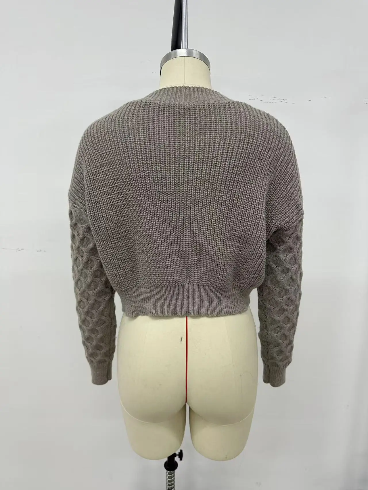 2025年 Vネック無地ニットカーディガン、オフショルダー袖とシングルブレストのセータージャケット