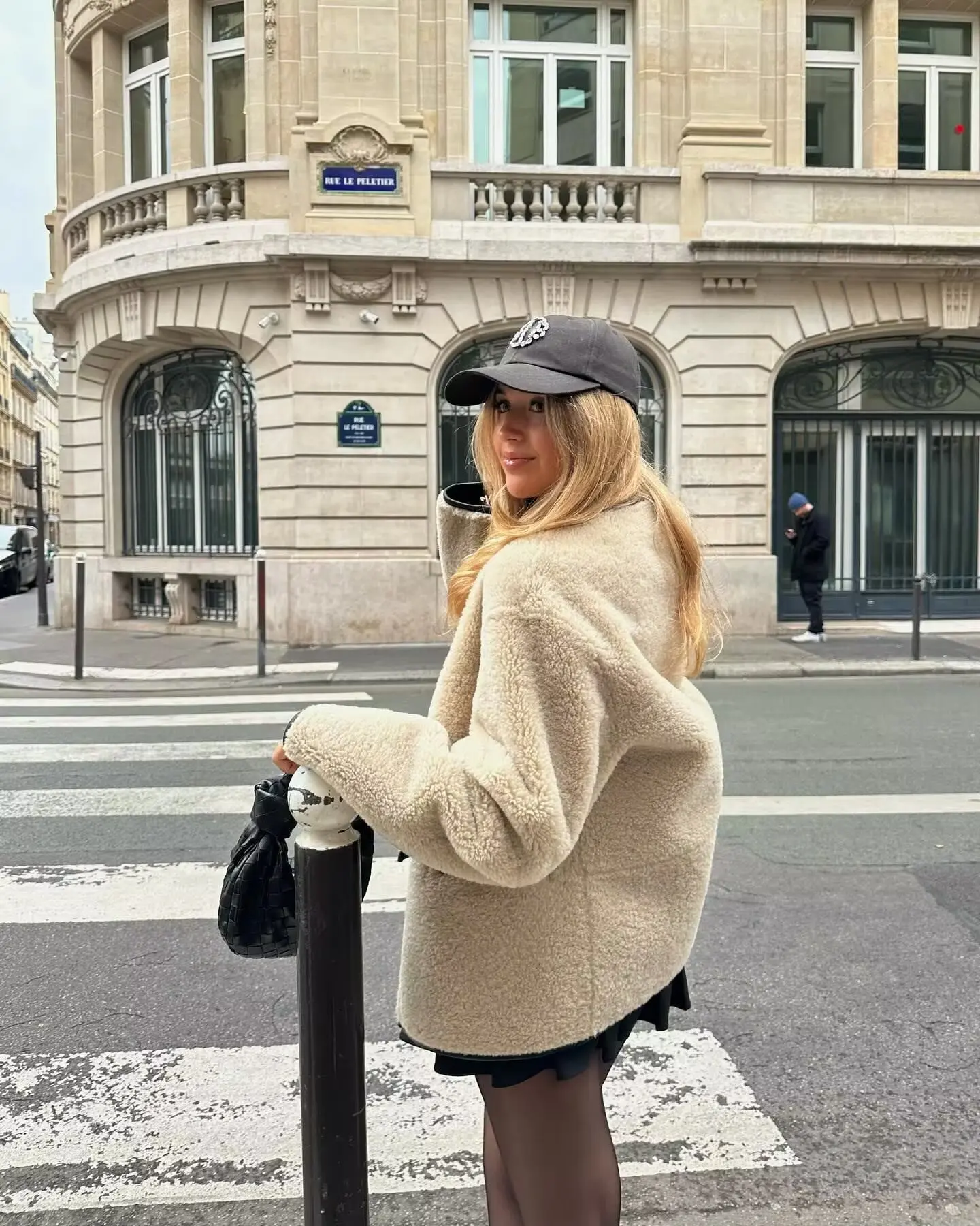 เสื้อแจ็คเก็ตขนเฟอร์เทียมหนานุ่ม อุ่นสบายสำหรับฤดูหนาวใหม่ เสื้อโค้ทผู้หญิง แขนยาว ติดกระดุมด้านหน้า สไตล์เก๋ไก๋ เสื้อคลุมแฟชั่นสำหรับผู้หญิง เสื้อผ้าแฟชั่น