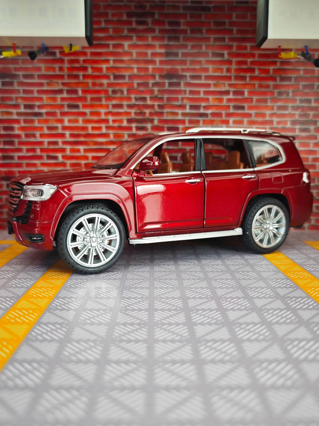 ของเล่นแบบดึงกลับ 1:24 พร้อมเสียงและแสง สามารถเปิดประตู ฝากระโปรง และฝากระโปรงท้ายได้ รถออฟโรด LC300 รุ่นอัลลอยด์ รายละเอียดมากมาย