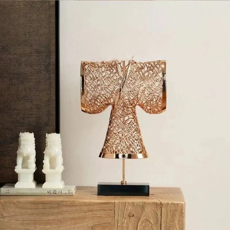 New Chinese style is a hollow Tang and Song Dynasty clothes decoration, medieval high-end model ornament