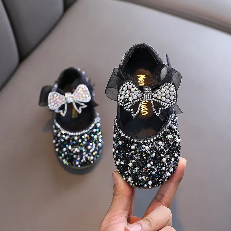 Nuove scarpe in pelle con paillettes per bambini ragazze principessa strass Bowknot scarpe singole 2024 moda bambino scarpe da sposa per bambini