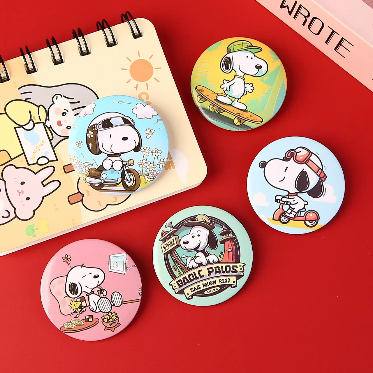 Snoopy brooch animation peripheral tinplate badge badge cute cartoon brooch plastic pin accessories creativity student gift