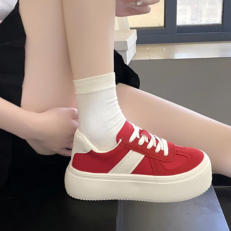 شانغ شي سميكة سوليد قليلا طويل القامة 6 سنتيمتر طويل القامة حذاء أبيض للنساء 2025 صيف جديد تنوعا تنفس أحذية نسائية عادية