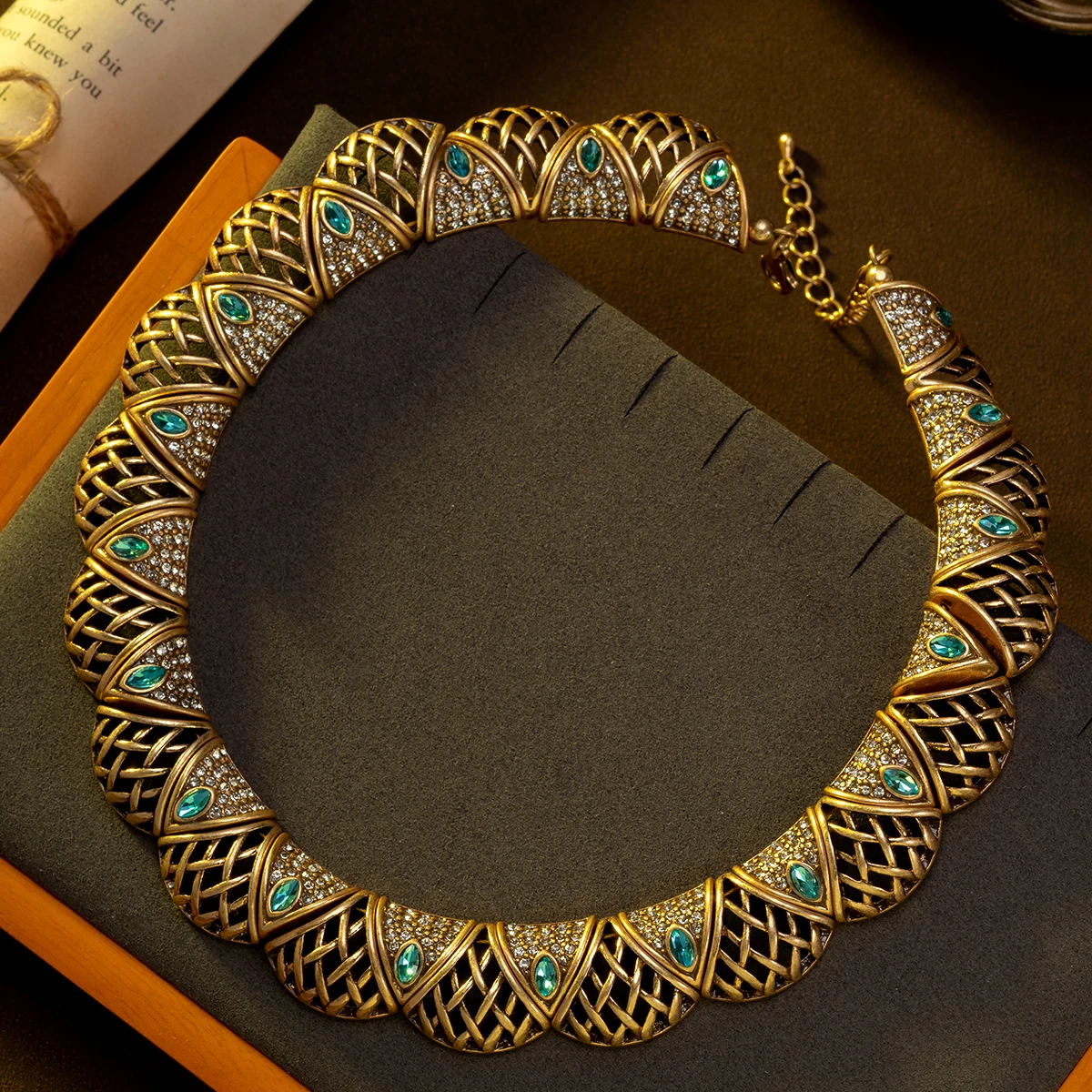 1 Vintage Blue Rhinestone Inlaid Necklace with Hollow Petal Elements, Exquisite Palace Style, Suitable for Women's Daily Wear, Gift, and Dance Party Accessory