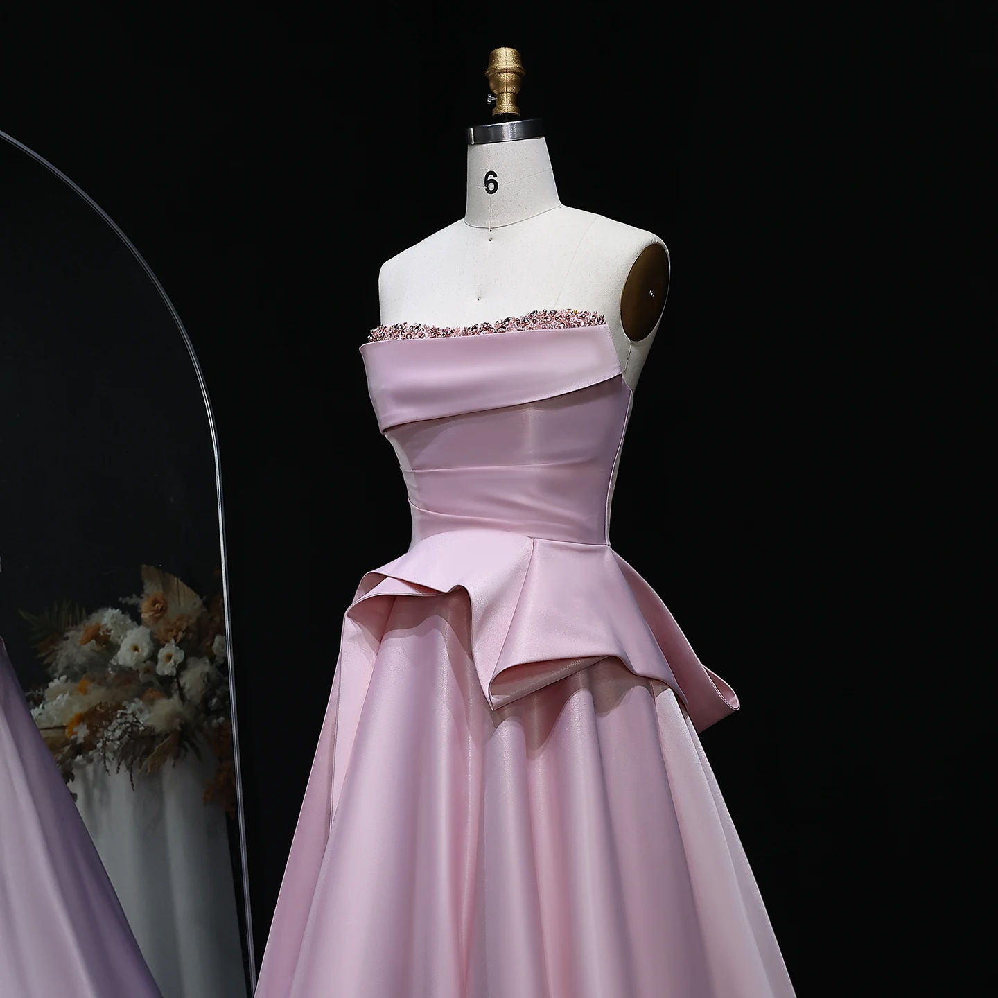 シャロンはエレガントなピンクのビーズのイブニングドレスロングサテンストラップレスオープンバックティアード女性のウェディングパーティードレスSF193カスタマイズ