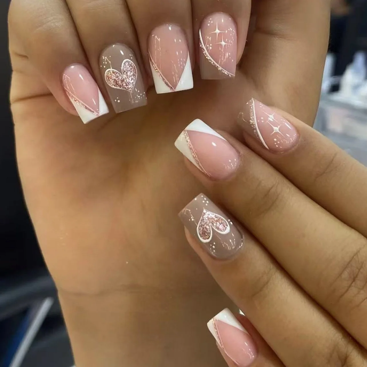 24 個ウェアラブルミッドレングススクエア付け爪アートシンプルなフラワーデザイン偽ネイルチップ光沢のあるパウダーホワイトフレンチプレス爪セット