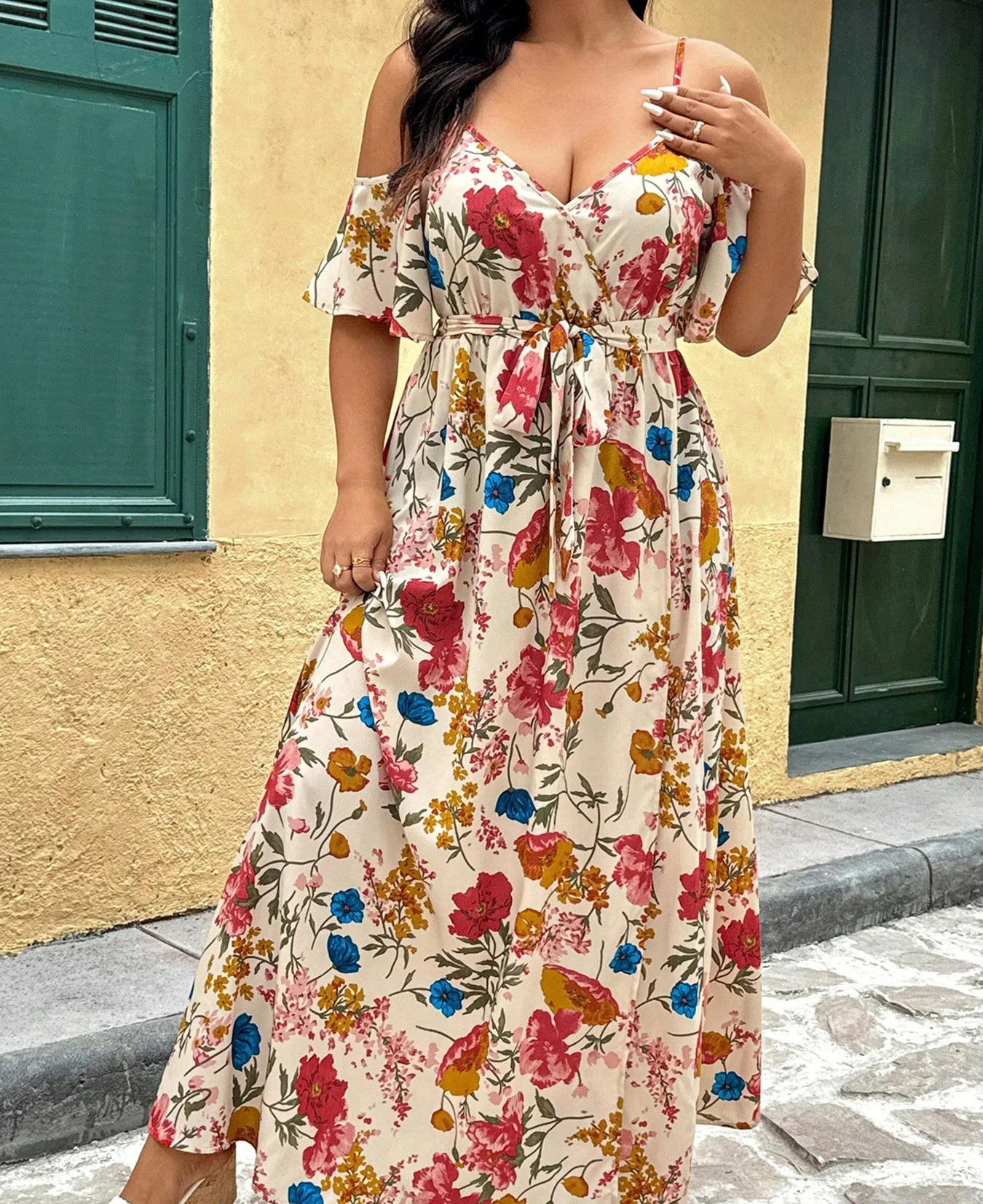 

Женское летнее повседневное платье больших размеров с красным цветочным принтом и открытыми плечами на бретельках с v-образным вырезом и завязкой на талии с высоким разрезом длиной макси