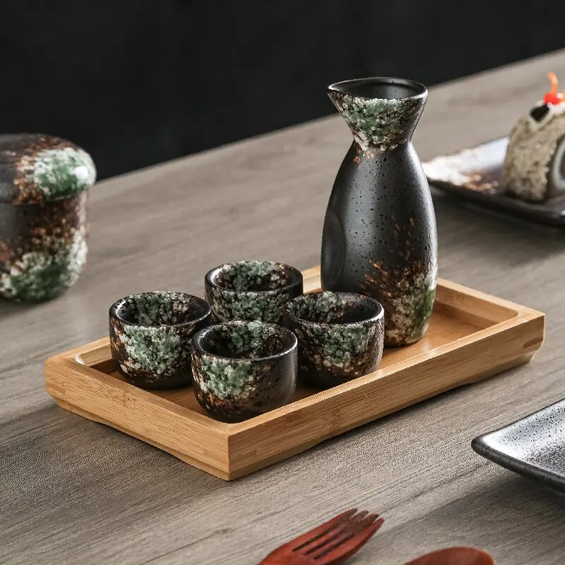 

Японский керамический набор для саке с деревянным подносом, бутылкой для саке и чашками, коммерческий подарочный набор