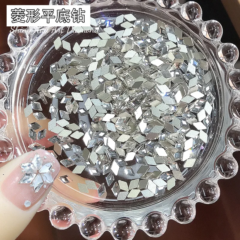 100개 반짝이는 투명한 흰색 미니 마름모 플랫백 다이아몬드 유리 네일 아트 라인스톤 눈송이 장식 매니큐어 참