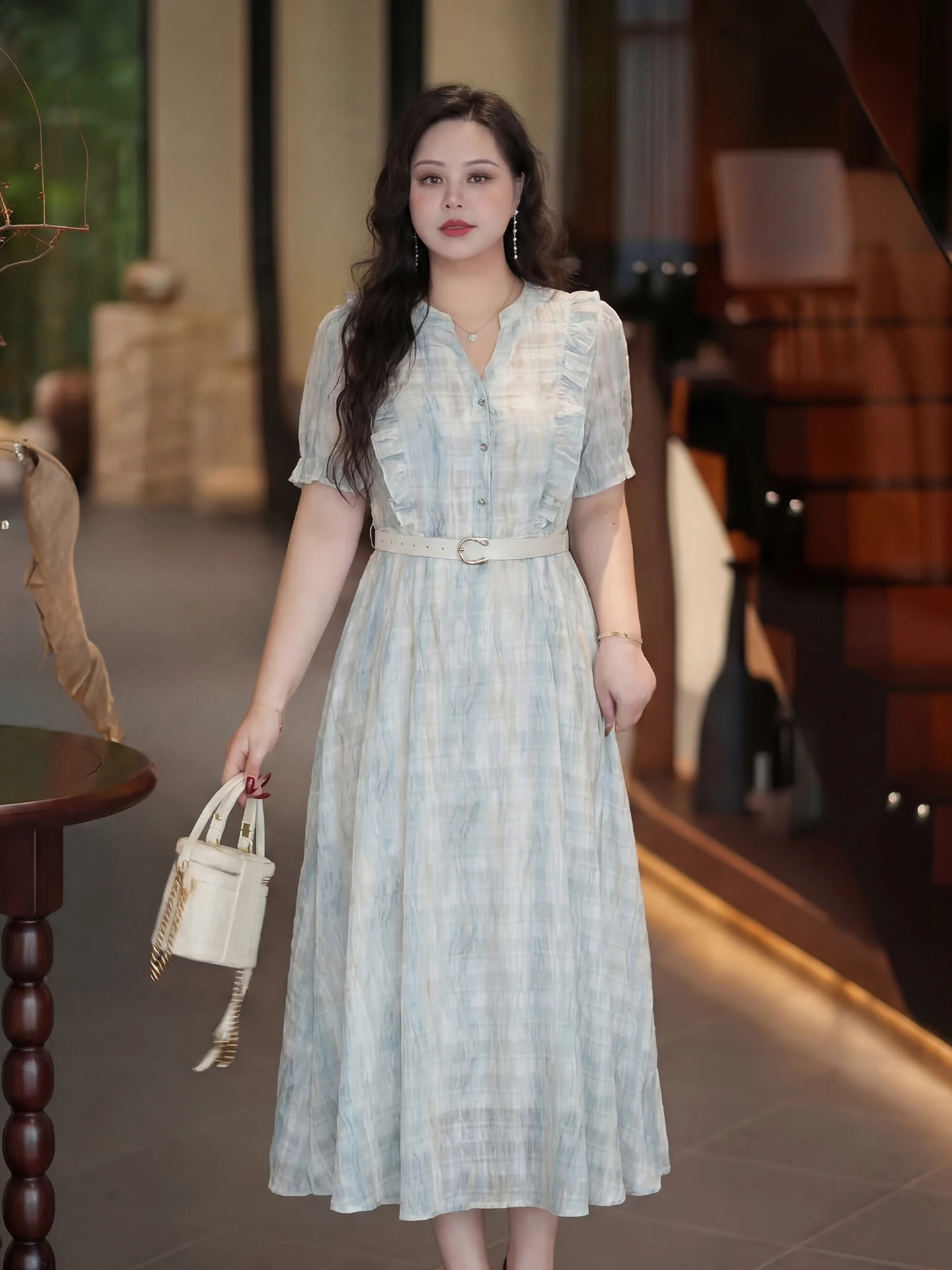 

Элегантное летнее миди-платье А-силуэта с цветочным принтом и утягивающим поясом для женщин больших размеров. Новинка.