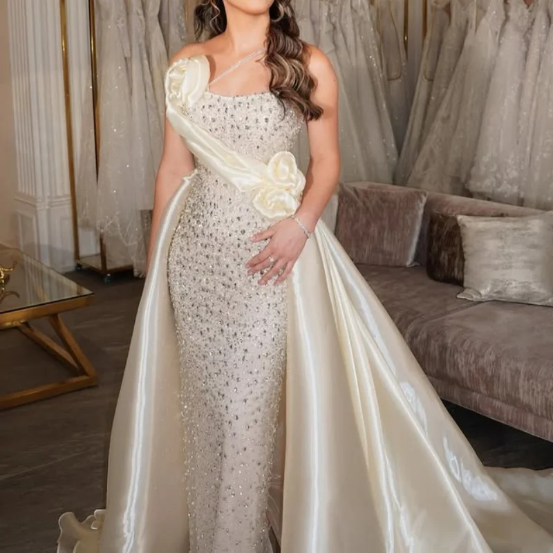فساتين زفاف ذيل السمكة بيضاء عاجية لامعة مشد كريستال بريق الدانتيل صائق زهرة شكل فساتين الزفاف متعدد الطبقات صنع