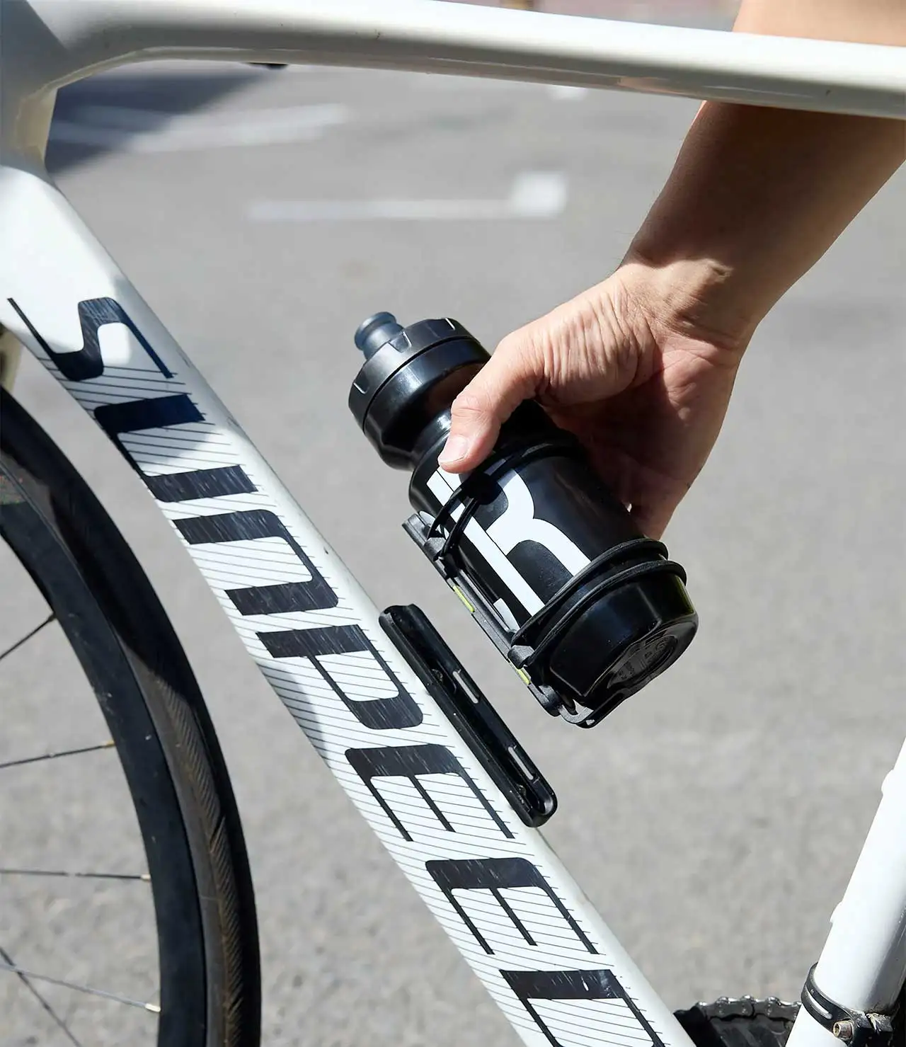 Universal Quick Release Bike Water Bottle Holder Tool Case Pouch Mount Water Bottle Cage Anti-Slip Bicycle Bottle Mount