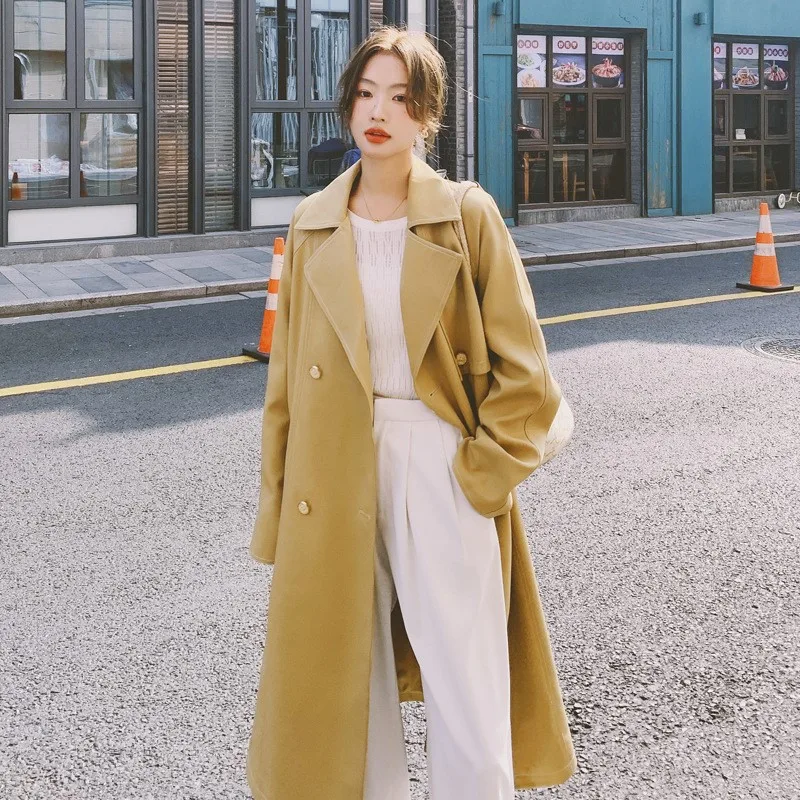 

This mid-length women's dress double-breasted lapels tie straps It makes the white yellow windbreaker perfect for women