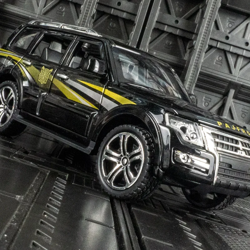 

1:32 Mitsubishi Pajero alloy off-road vehicle model has simulated sound and lighting functions can be given as a gift