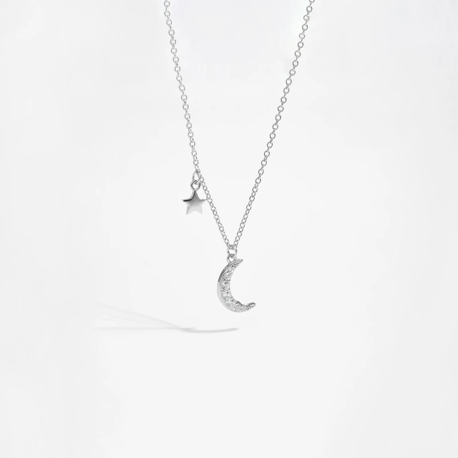 

Длинная цепочка с кулоном в виде Луны и звезды из серебра 925 пробы