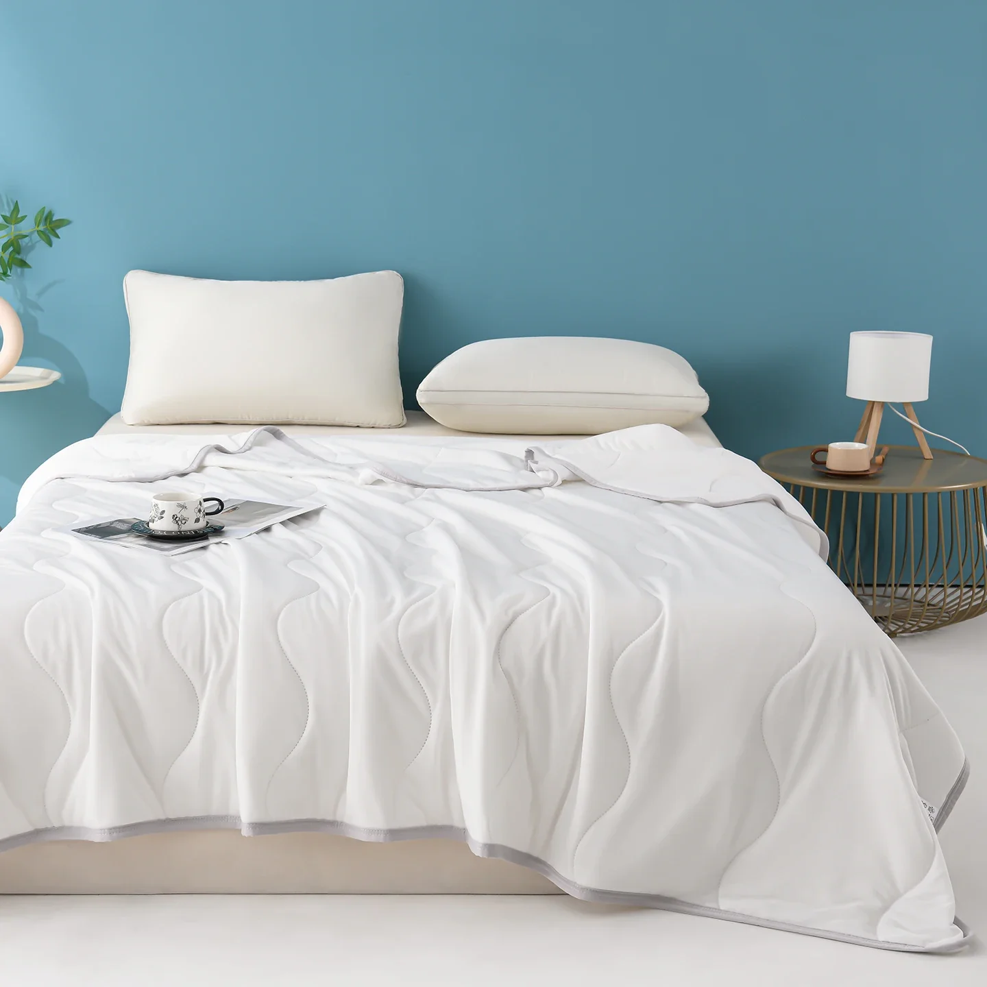 Silky Smooth Summer Quilt for Night Sweats, Soft Cooling Comforter King Queen Breathable Cooling Blanket, Lightweight Duvet