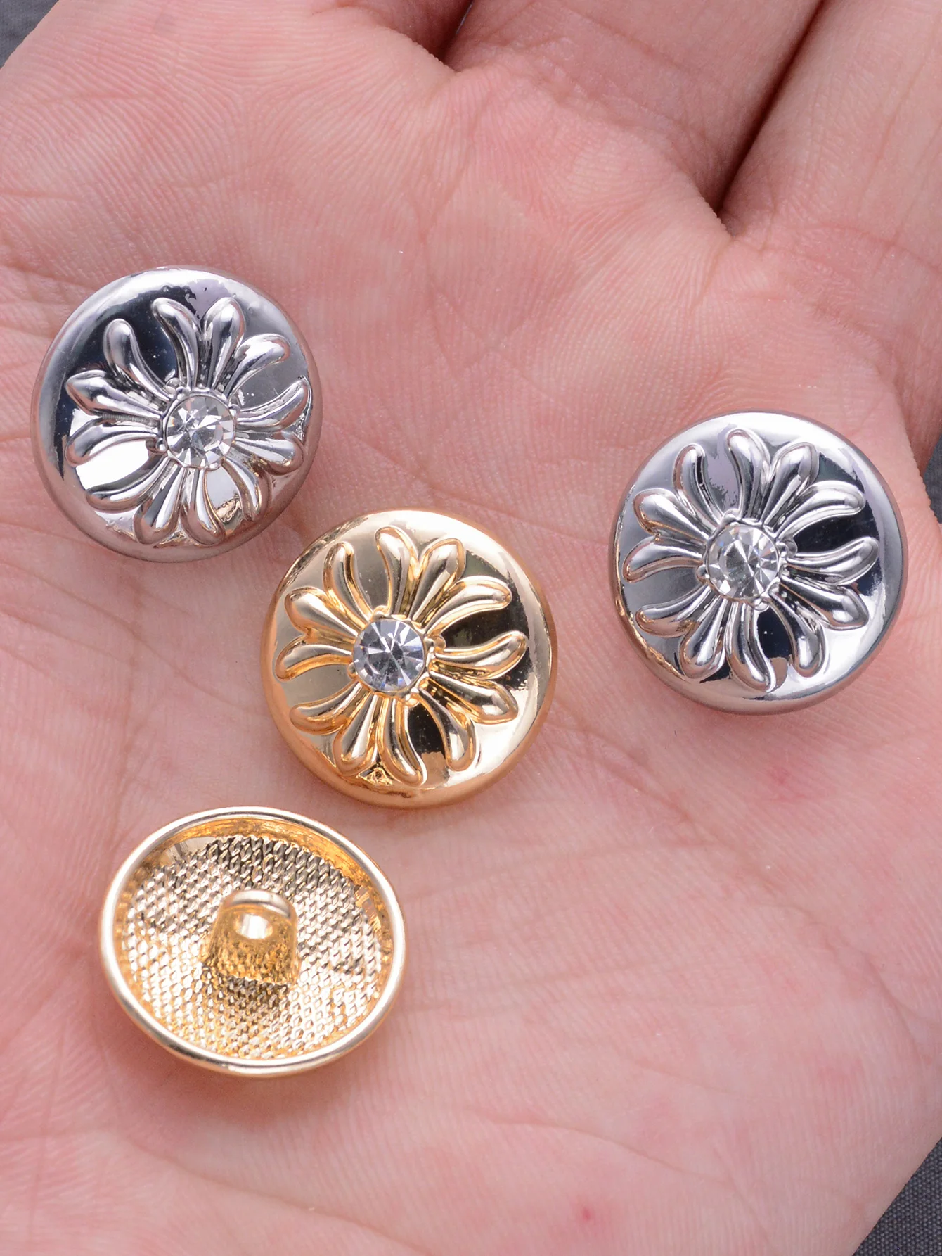 

10pcs round Pattern Metal Buttons Assorted Sizes for All Kinds of Clothing Fashionable And Versatile