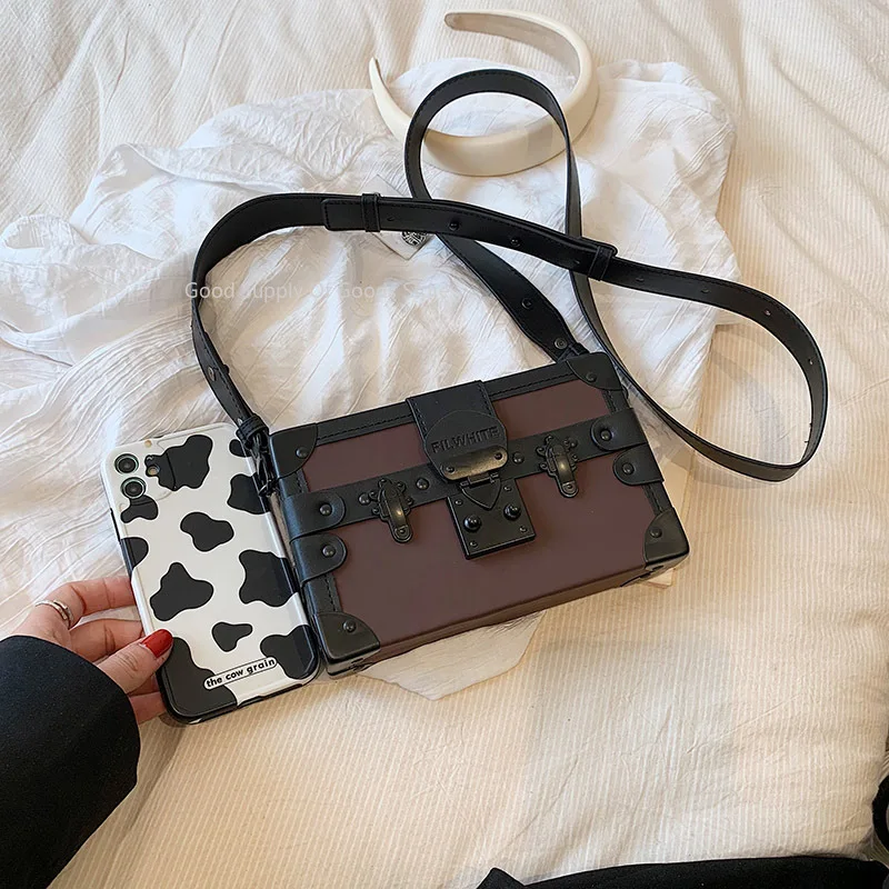 Женская квадратная сумка 2024, трендовая кожаная модная роскошная сумка на плечо, женская сумка через плечо с заклепками и буквами, маленькая сумка через плечо высокого качества