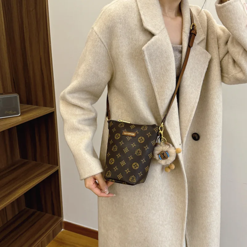 حقيبة دلو نسائية لعام 2025، حقيبة كروس فاخرة للعمل والتنقل، مع محفظة جلدية فريدة وسلسلة قابلة للفصل