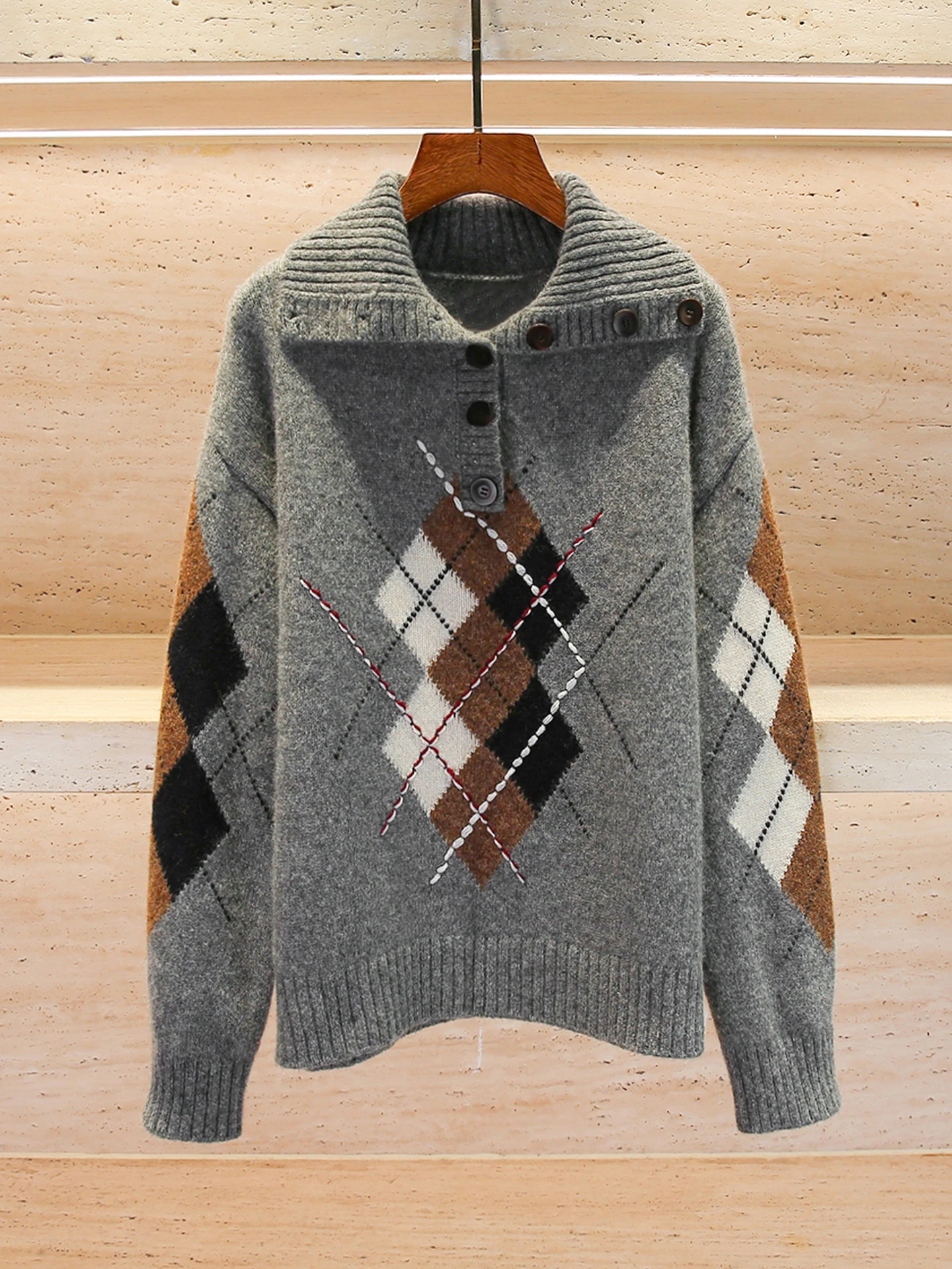 Lässiger, lockerer Strickpullover mit Kragen und Rautenmuster. Premium Faion Herbst-Winter-Top für Damen von Nu