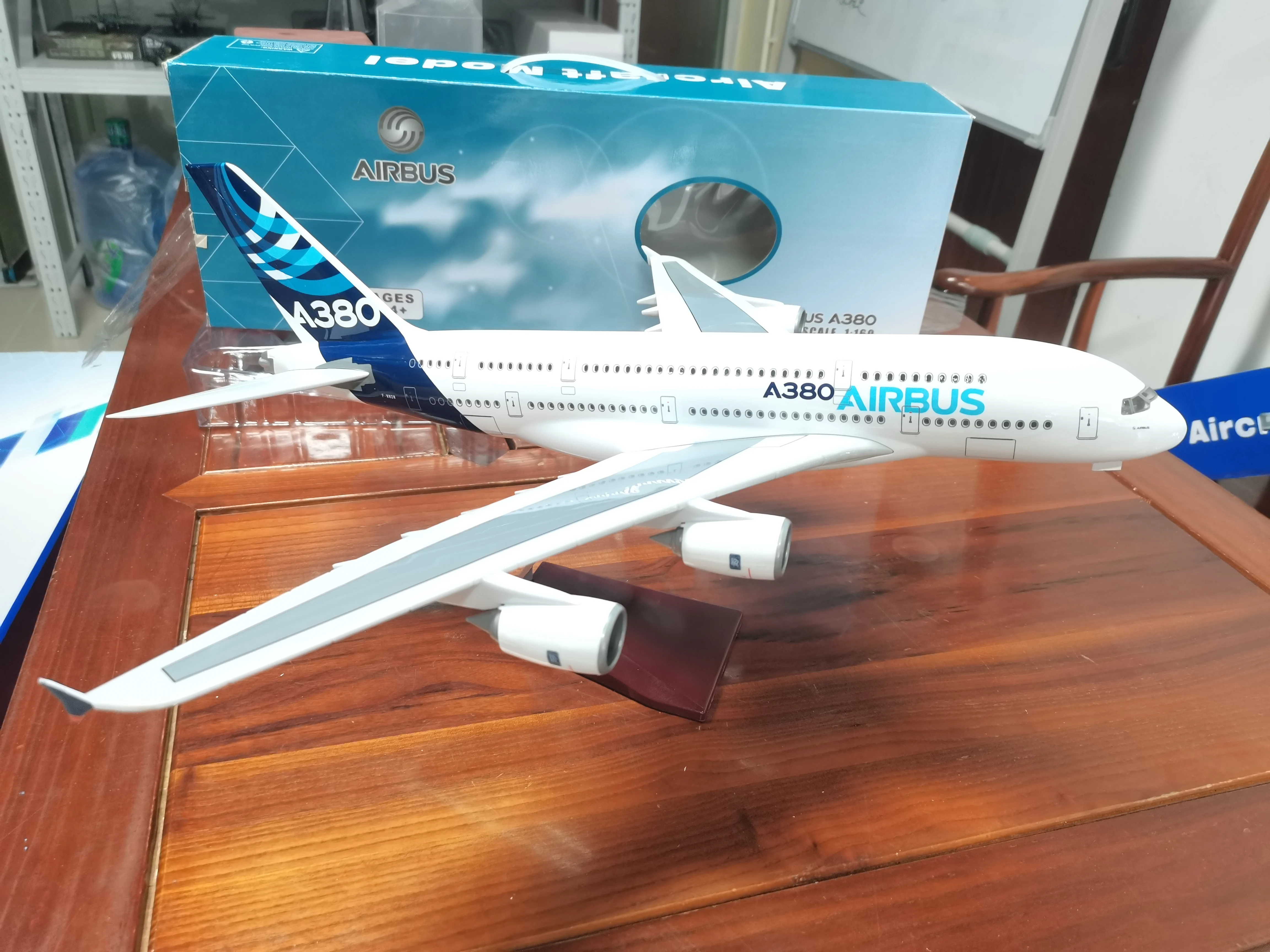 47 سنتيمتر مقياس نموذج A380 سلسلة طائرة نموذجية ديكور المنزل الحديث ايرباص A380 مع عجلة مصباح ليد يموت الصب آلة هدية بواسطة