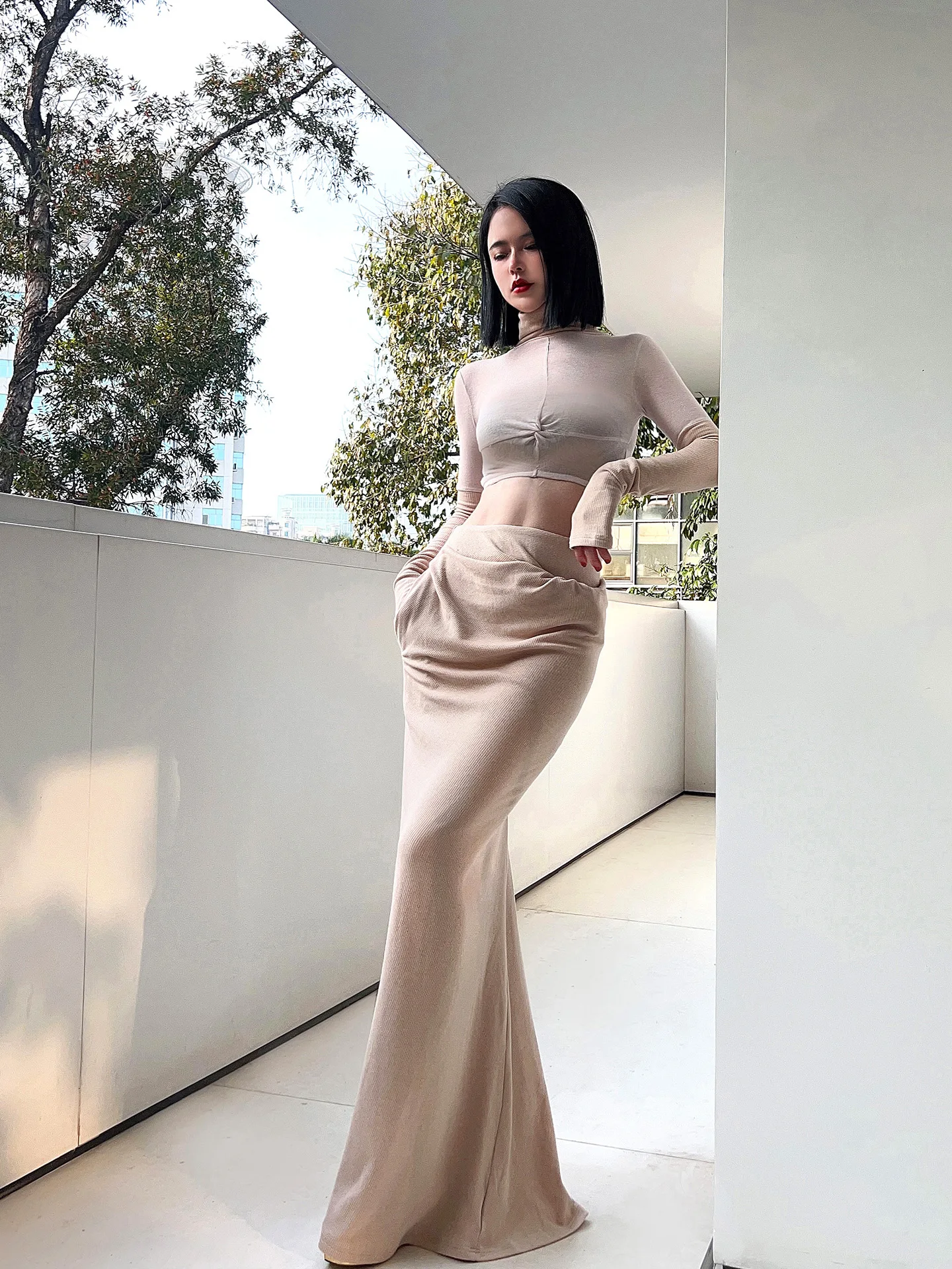 

Комплект из трикотажного топа и длинной юбки Ele Wool: трикотажный жилет с высоким воротником и драпированная юбка миди Bellovi для женщин