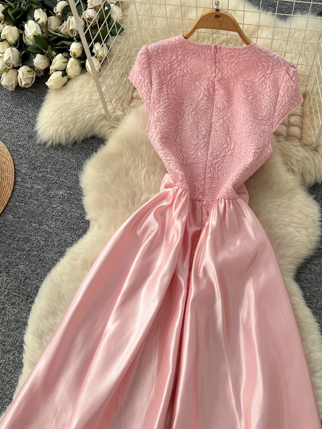 Vestido E de Cetim com Mangas Bufantes, Detalhes Texturizados em Diamante e Cintura Marcada para Mulheres Modernas Pro...