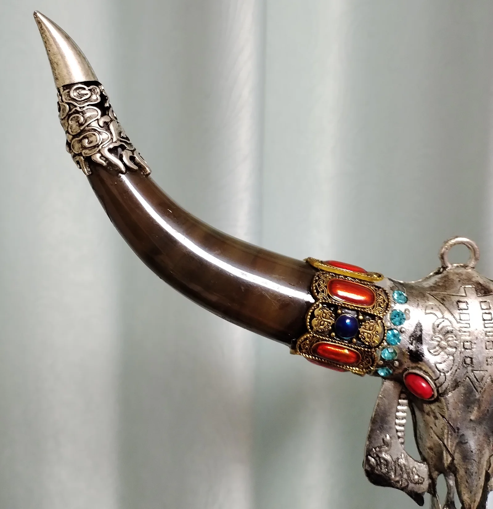Real OX Horn Embedded Alloy Ox Head Handmade Authentic Buffalo Horn Ornament Amulet Pendant Home Decor Accent Table Display