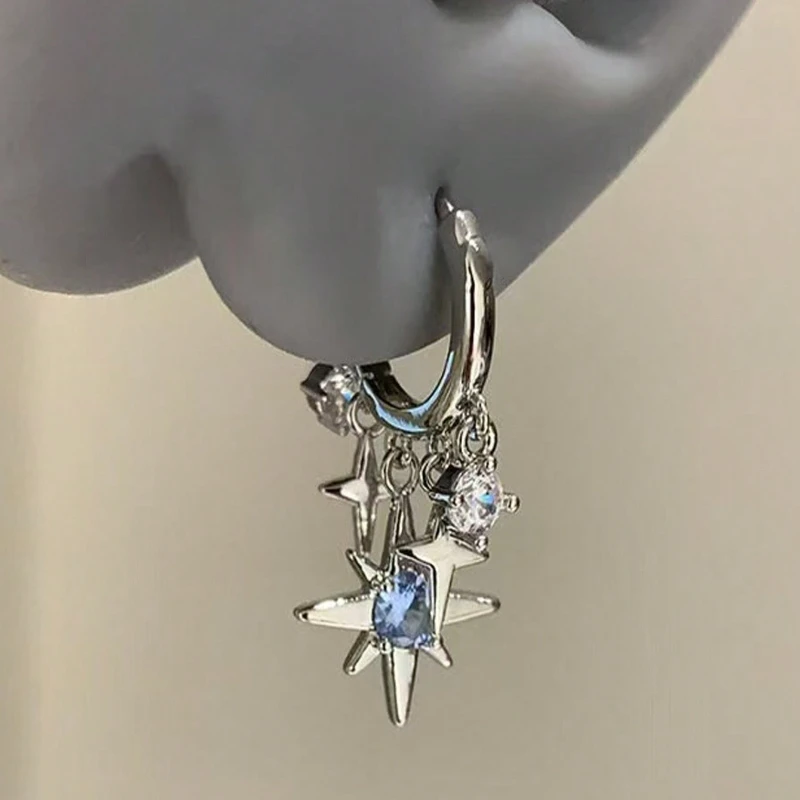 1 par de pendientes de estrella de cuatro puntas elegantes y de moda, adecuados para que las mujeres se usen en cualquier ocasión
