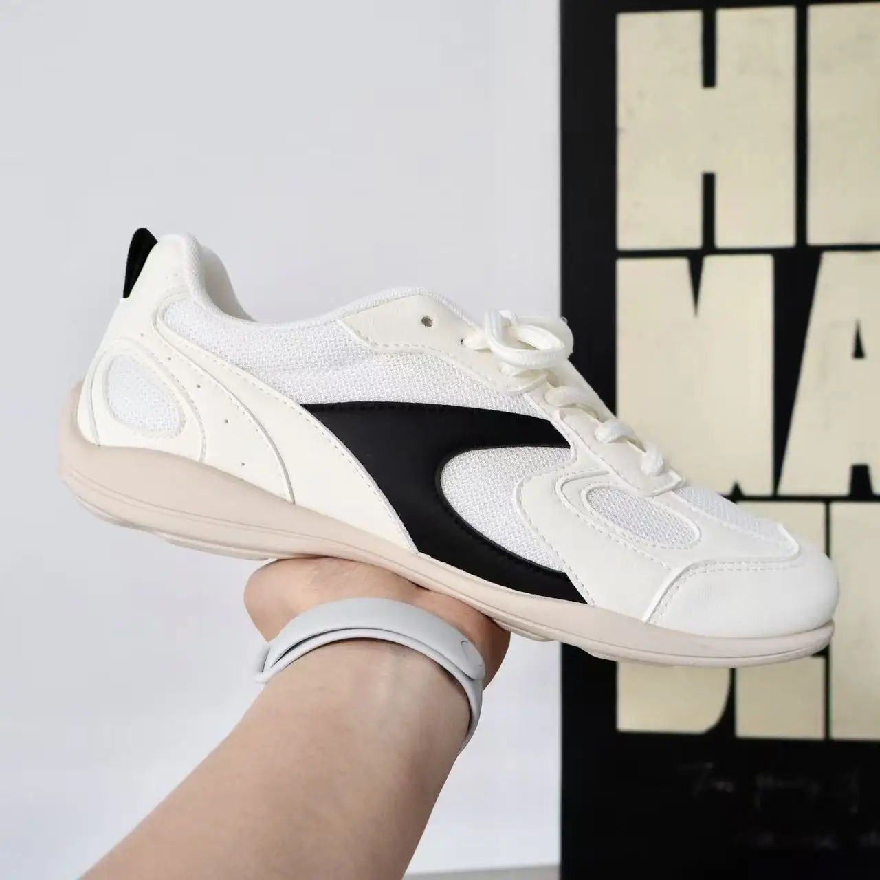 

Popular Summer Outdoor Soft Retro Walking Shoes Lightweight Fashionable Mens Casual Shoes Odor Resistant Low Cut Sports Shoes