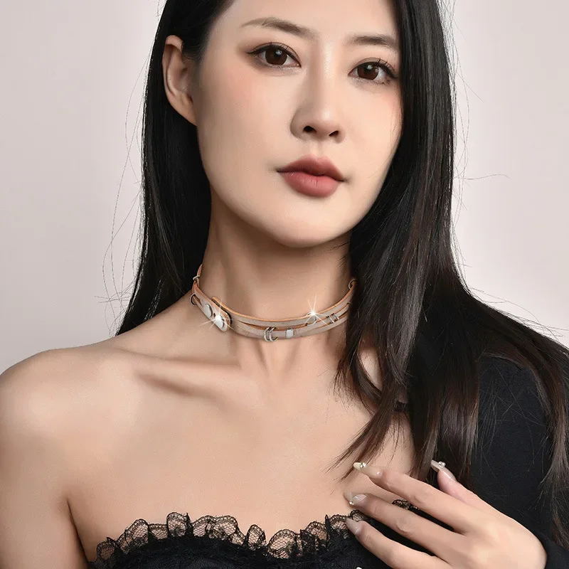 It can be worn twice as a wristband and a neck strap. It features a brand-new multi-faceted women's cowhide collar