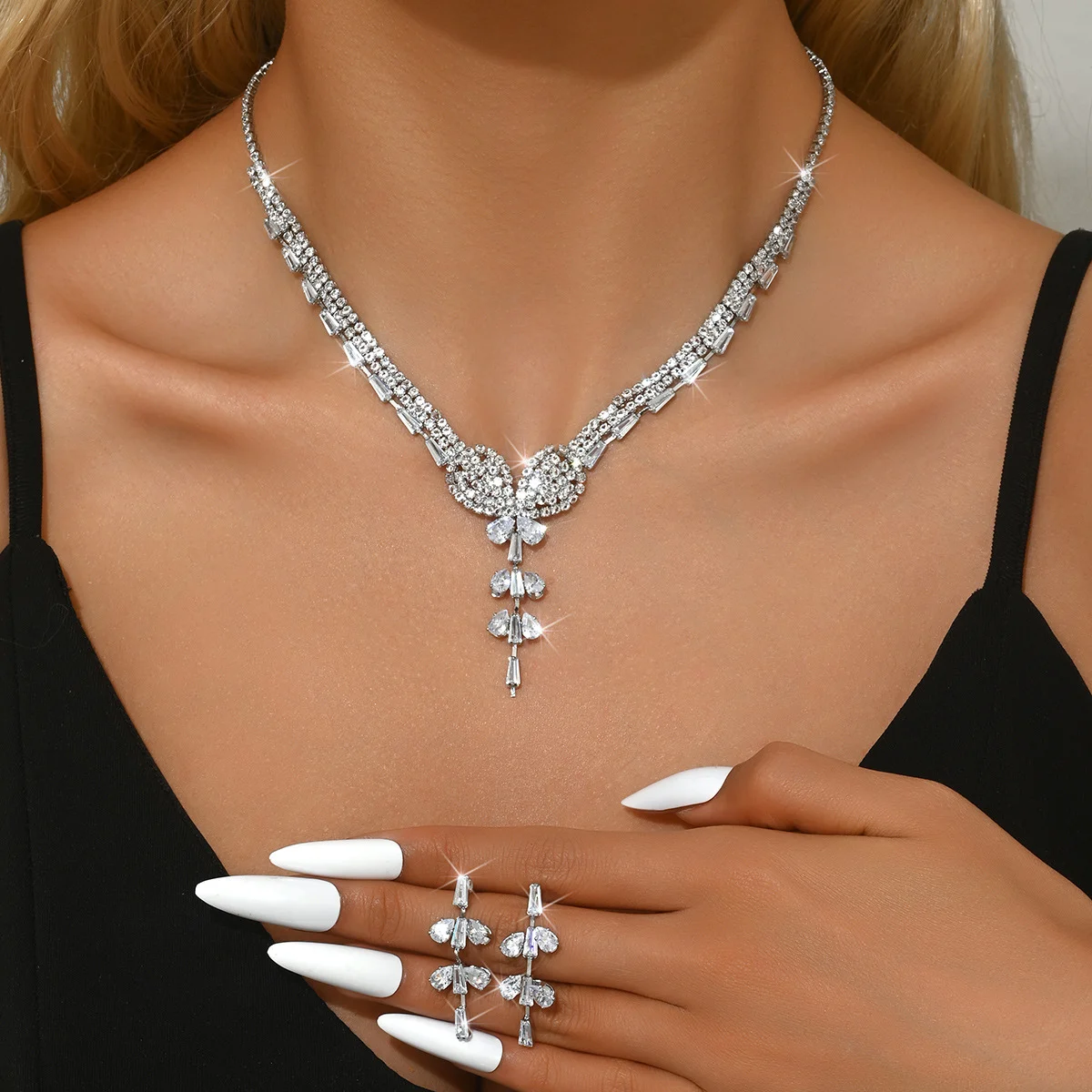 

French-style zircon butterfly fringed earrings and necklace set - a niche, elegant and luxurious fashion accessory set