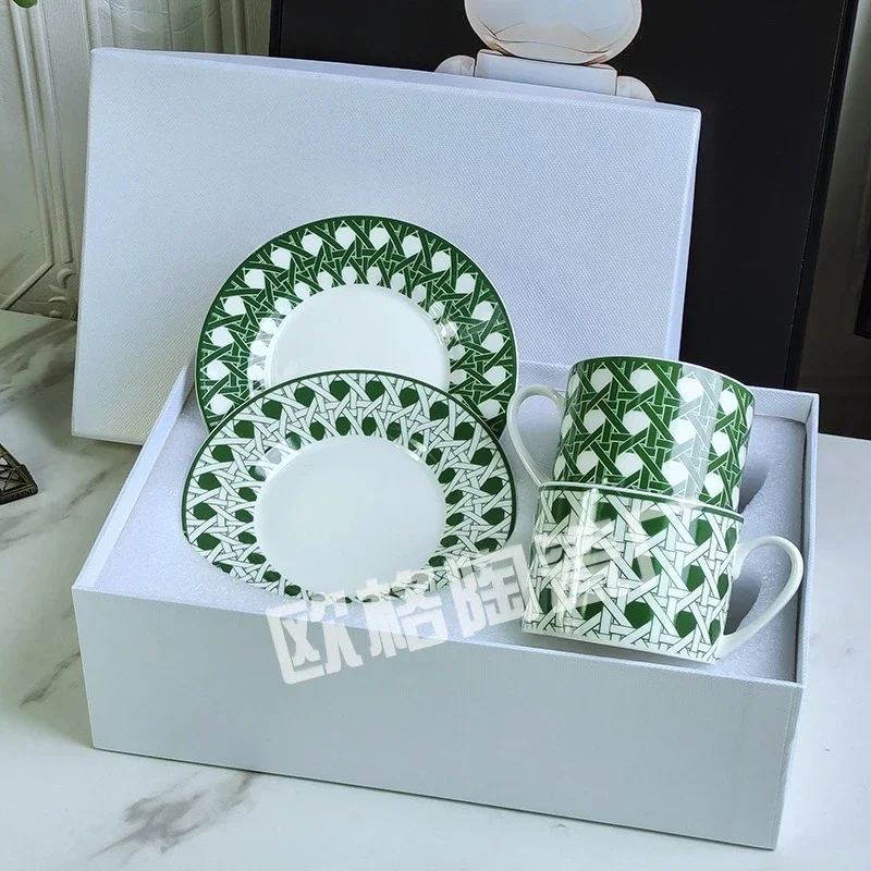 軽奢ミニマリストヨーロピアンコーヒーティーカップ＆ソーサーセット 2カップ2ソーサー エレガントなアフタヌーンティーテーブルウェア 高級ギフトボックス
