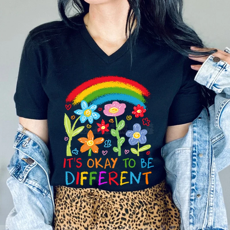 قوس قزح التنوع العصبي التي شيرت حسنًا أن تكون مختلفًا قمصان زهرة لطيفة تصميم التوحد الوعي تي شيرت التوحد أمي ريترو تيز