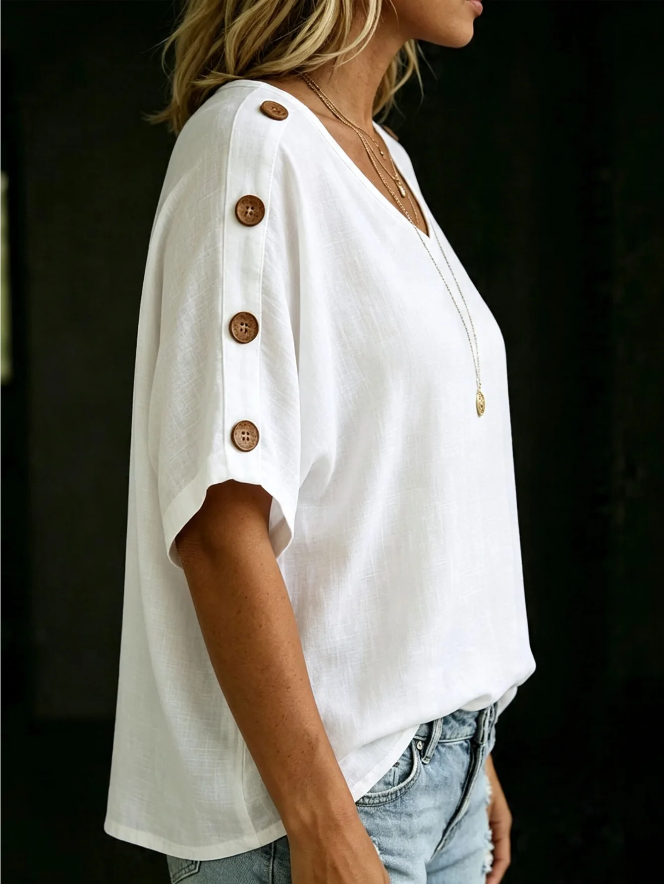 Ein Damen-Pullover-T-Shirt aus 100 % Baumwolle mit V-Ausschnitt und Knöpfen an beiden Seiten, der Stoff ist atmungsaktiv und angenehm zu tragen. – Detail 4