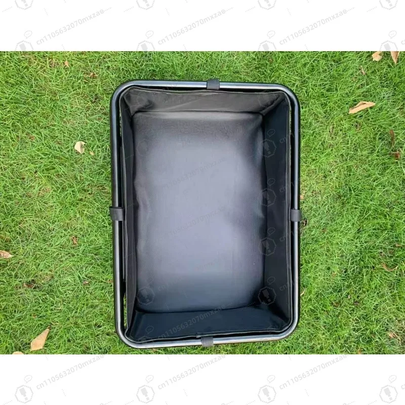 Il cestino posteriore della bicicletta può essere utilizzato per il trasporto di animali da picnic, lo shopping o il trasporto di merci.