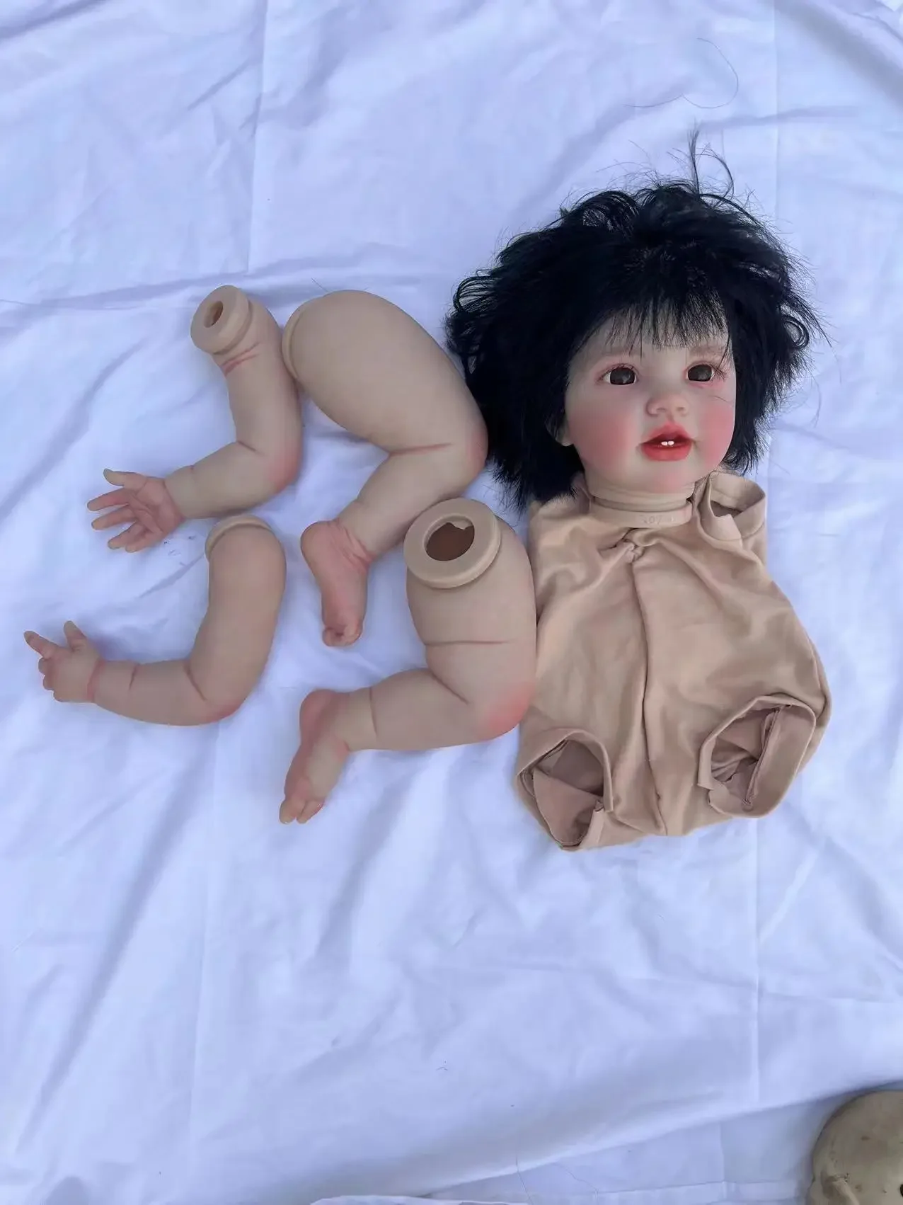 DLS อุปทานจํากัดที่กําหนดเอง 24 นิ้ว Reborn Baby Lottie พร้อมชุดทาสีผมสีดําที่รากด้วยมือพร้อมแขนขา