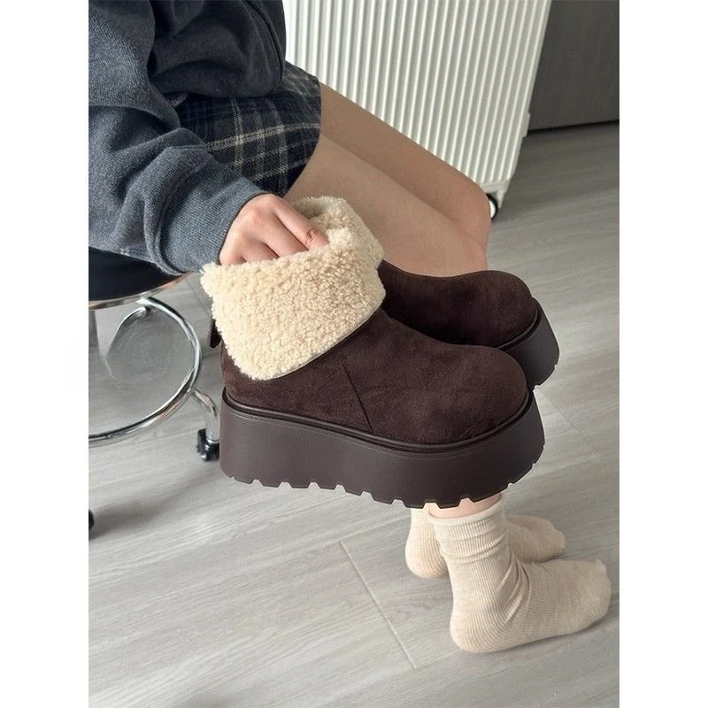 أحذية شتوية منزلية مريحة ولطيفة بنعل سميك لعام 2025 أحذية ثلج كورية دافئة من القطن غير قابلة للانزلاق