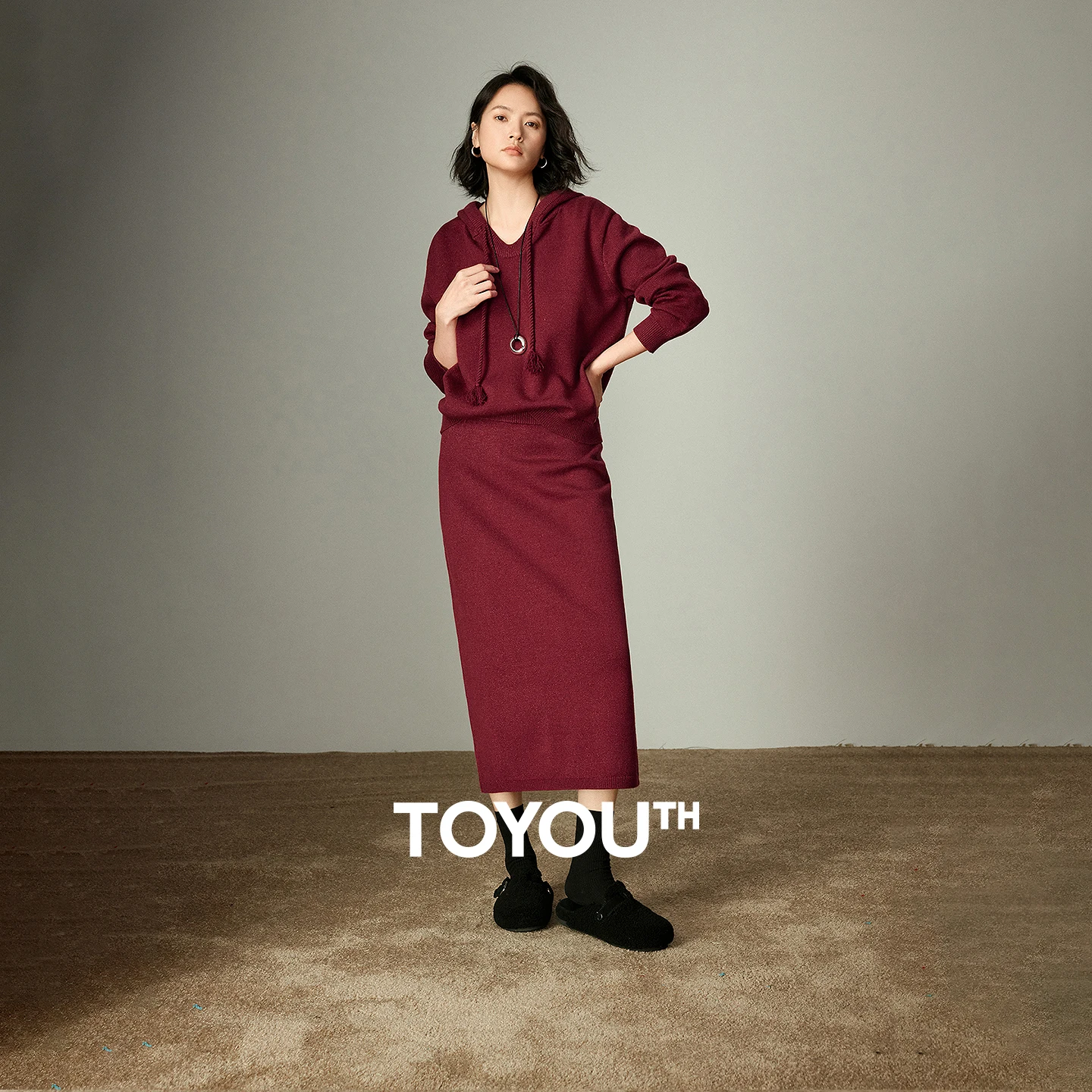 TOYOUTH المرأة النبيذ الأحمر معطف بقلنسوة وتنورة Bodycon 2025 شتاء جديد قطعتين مجموعة الحفلة السنوية السنة الجديدة الزي #1