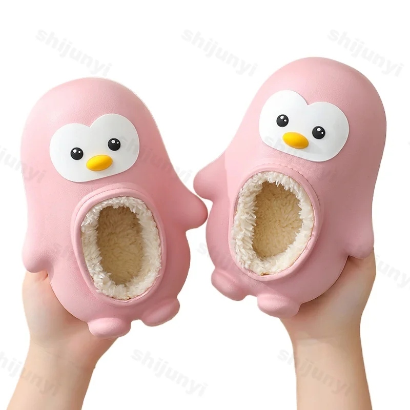 Nuevo 2025 moda niños lindo pingüino de dibujos animados zapatos de nieve para el hogar niños zapatillas antideslizantes impermeables niños niñas zapatos cálidos de algodón