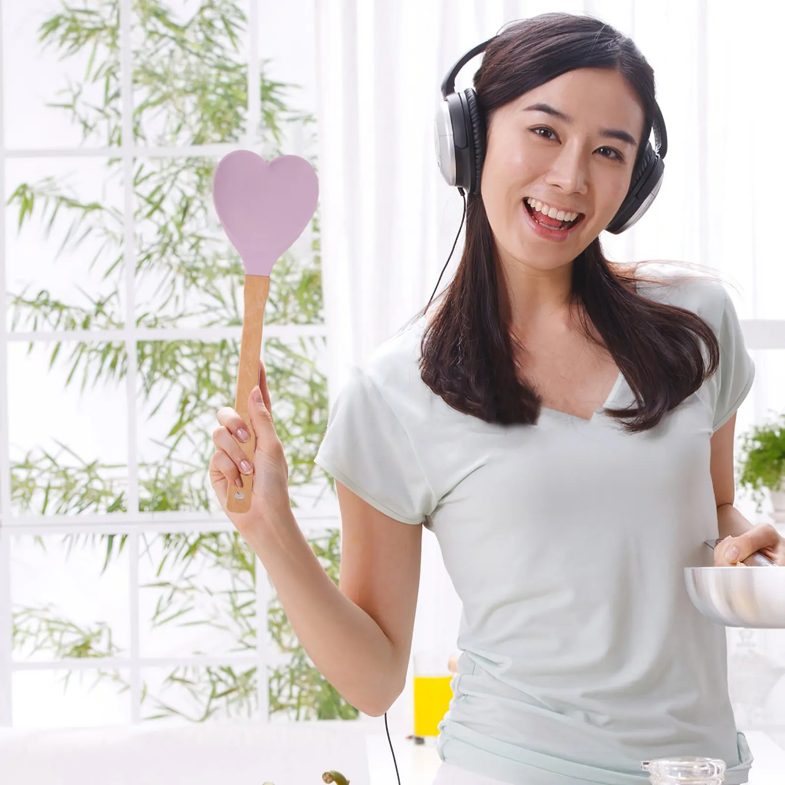 Heart-Shaped Silicone Spatula with Wooden Handle Food-Grade Heat-Resistant Non-Stick Baking Cooking Mixing Cream Spreader