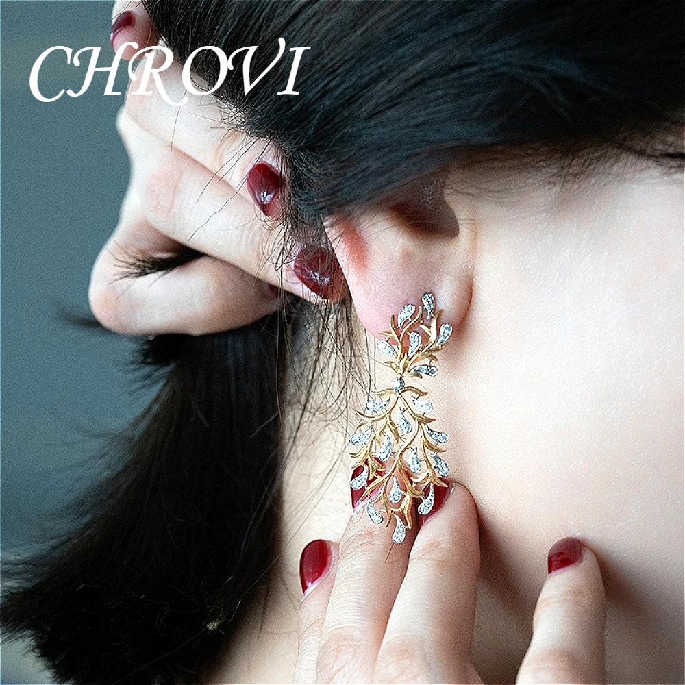 Luxury-lite textured gold-inlaid hollow leaf vein stud earrings. Zirconia lightweight and lively leaf-shaped earrings.
