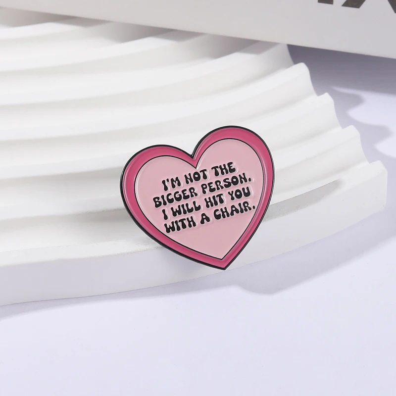 أنا لست الشخص الأكبر المينا دبوس مضحك الفكاهة إقتباس سأضربك مع كرسي الوردي القلب بروش شارة التلبيب مجوهرات هدية