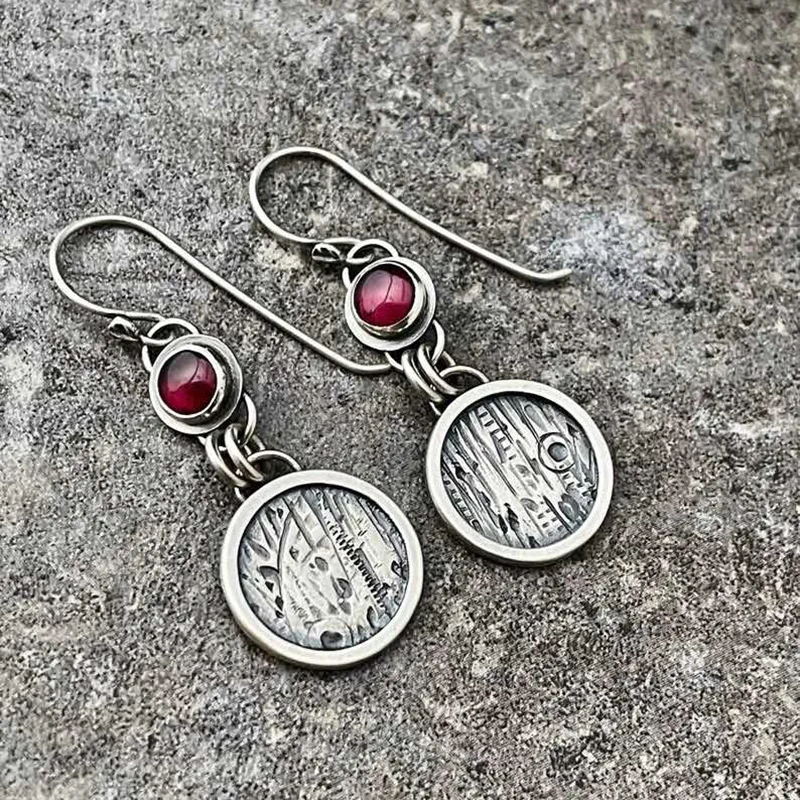 Anting Menjuntai Ukiran Batu Merah Bulat Warna Perak Antik untuk Perhiasan Wanita